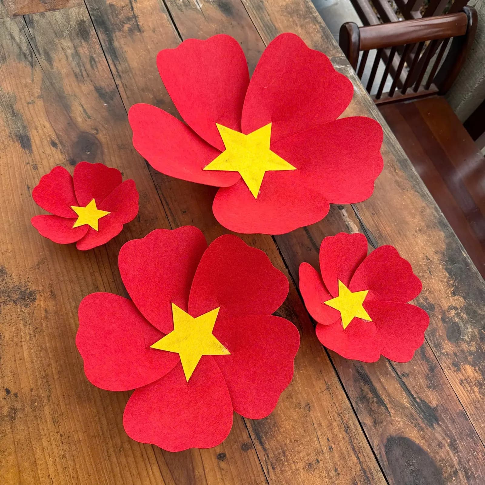 Set Hoa Nỉ Đỏ 5 Cánh Ngôi Sao Vàng - Trang Trí Nhà Cửa, Mầm Non