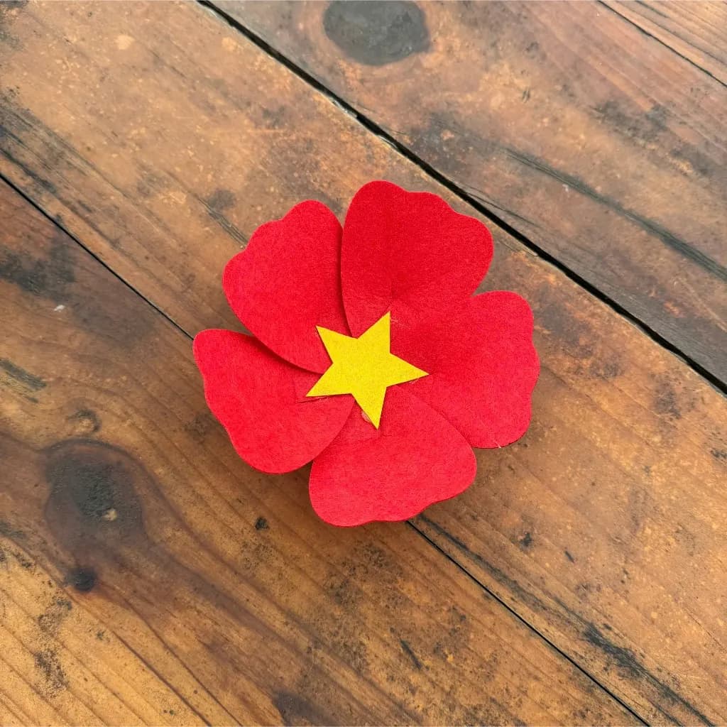 Set Hoa Nỉ Đỏ 5 Cánh Ngôi Sao Vàng - Đạo Cụ Văn Nghệ, Trang Trí Mầm Non